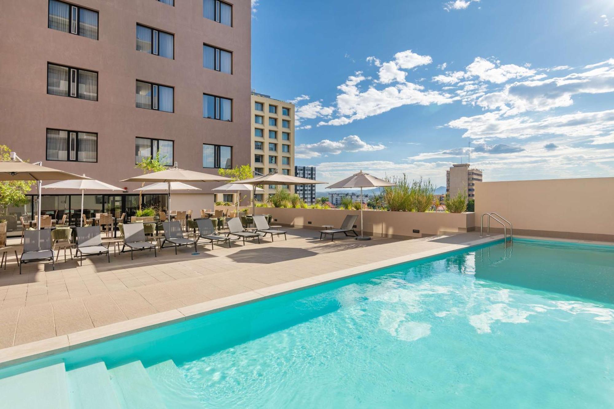 Hilton Garden Inn Windhoek Ngoại thất bức ảnh