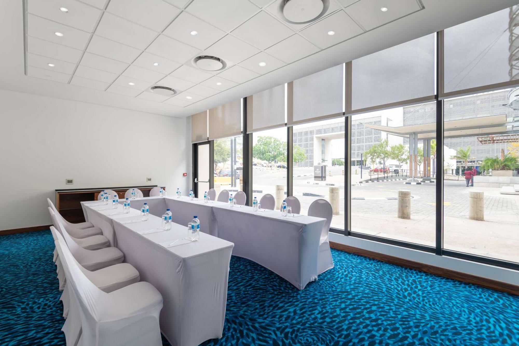 Hilton Garden Inn Windhoek Ngoại thất bức ảnh